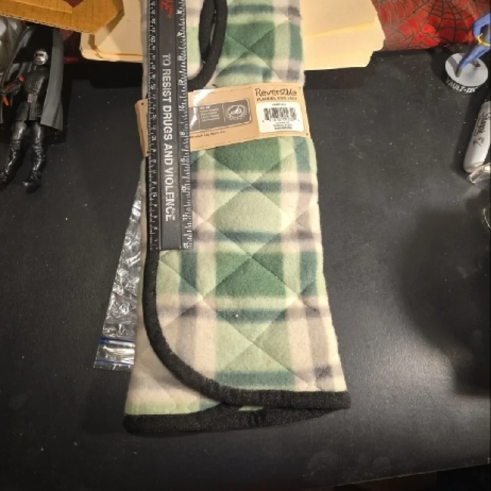 111924 Green Plaid Flannel Dog Vest Polyester Sz làrge. See pictures for details